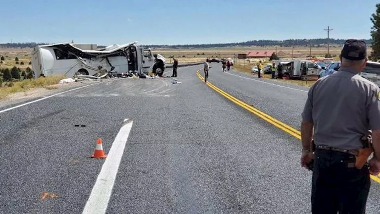 مصرع عدد من الأشخاص في حادث تحطم حافلة سياحية بأمريكا