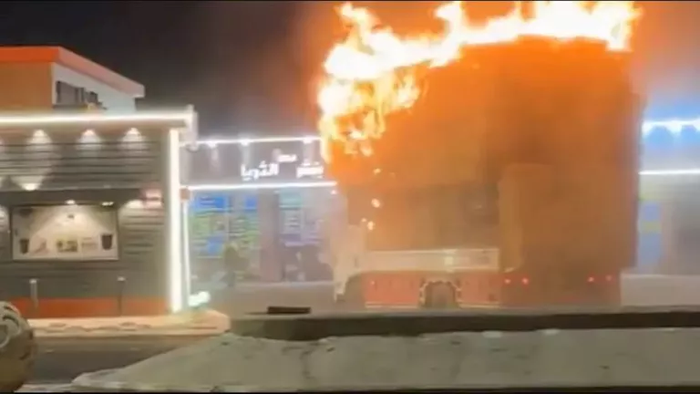 قاد شاحنة مشتعلة.. شاب ينقذ العشرات من انفجار محطة وقود (فيديو)