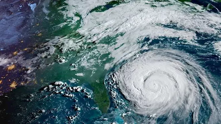 شاهد بالفيديو.. إعصار “إيرين” يواصل دورانه المهدد في المحيط الأطلسي