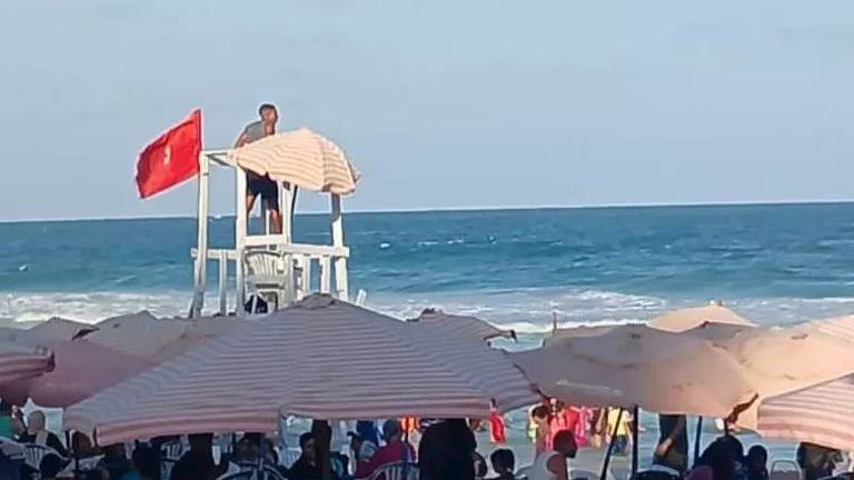 ارتفاع الأمواج يرفع الرايات الحمراء.. “المصايف” تمنع نزول البحر بالعجم