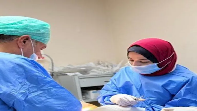 هبة أبو شيحة تواجه توقف دعم دراستها للطب بالكحك والمعمول في غزة