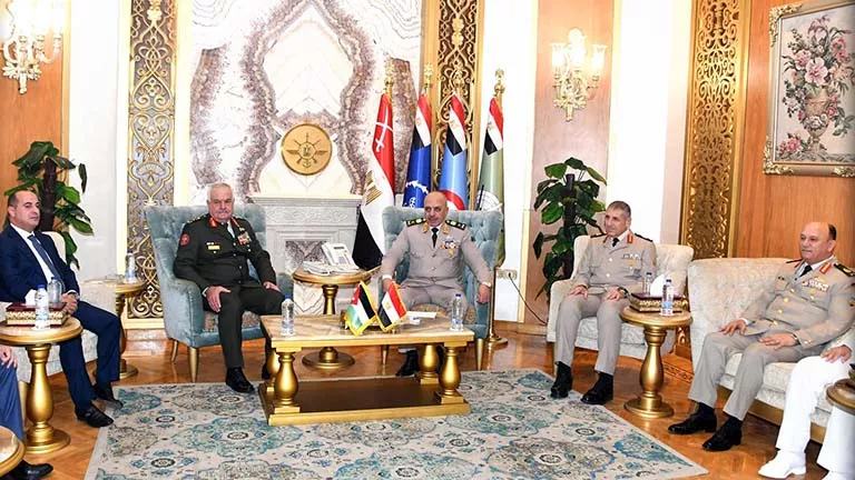 وزير الدفاع ورئيس الأركان يلتقيان رئيس هيئة الأركان الأردنية لبحث التع
