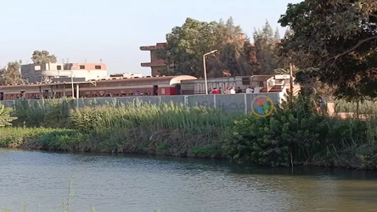 “لم يؤثر على الحركة”.. توقف قطار بسبب عطل في الجرار بكفر الشيخ- صور