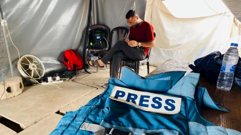 خيام تتحول إلى غرف أخبار.. كيف يعيش ويعمل صحفيو غزة؟