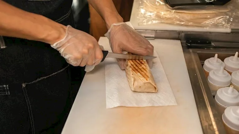 تعرضت لصدمة نفسية.. لن تتوقع ما وجدته امرأة أمريكية في طعامها