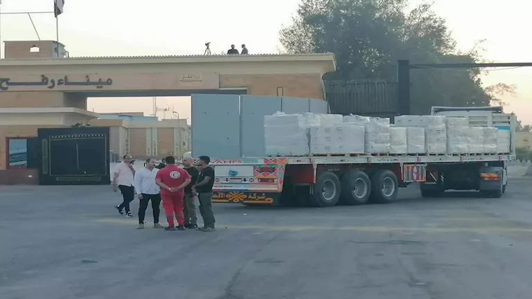 بالتنسيق مع مصر.. عبور 20 شاحنة إماراتية من كرم أبو سالم تمهيدا لدخوله