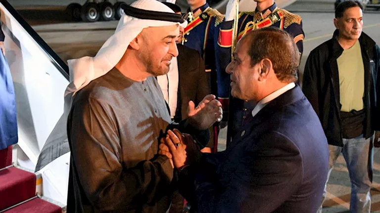 متحدث الرئاسة ينشر فيديو لاستقبال الرئيس السيسي الشيخ محمد بن زايد بال