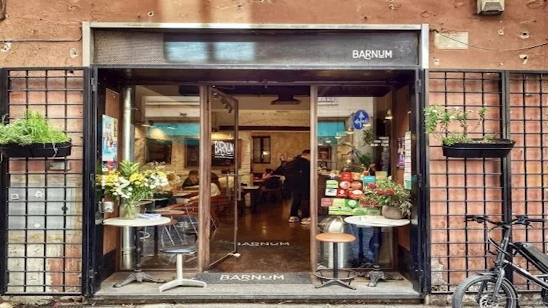 مقهى يقدم القهوة في “أطول طابور انتظار” بالعالم.. لهذا السبب