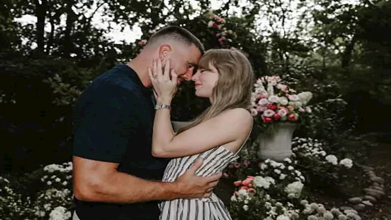 خاتم بـ نصف مليون دولار.. تايلور سويفت تعلن عن خطوبتها من ترافيس كيلسي