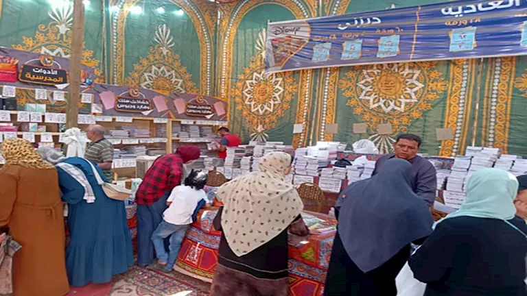 خصومات 18%.. معرض خيري لمستلزمات المدارس بالمنوفية- صور