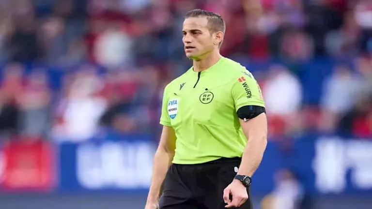 24 صورة وأبرز المعلومات عن خافيير روخاس حكم مباراة الأهلي وبيراميدز