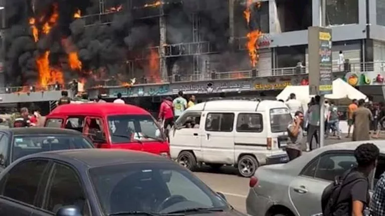 “النار مسكت في محل بويات”.. تفاصيل إصابة عاملين في حريق مول بأكتوبر