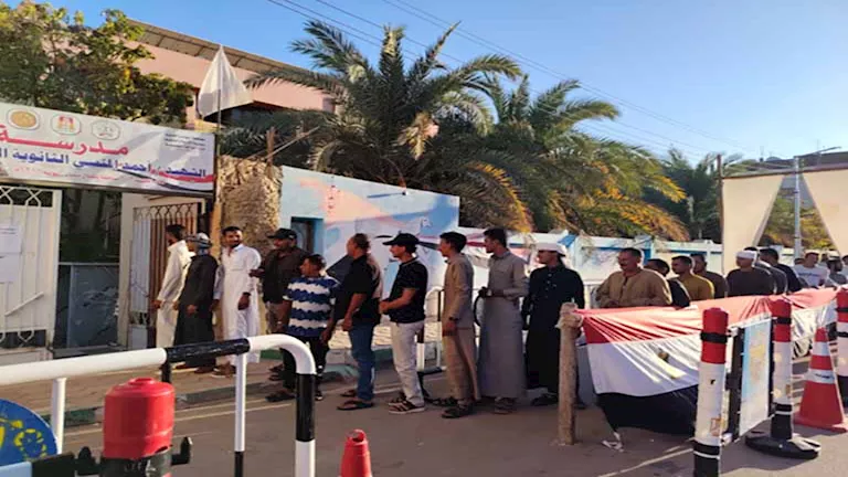 بالصور.. طوابير أمام لجان انتخابات الوادي الجديد في اليوم الثاني لجولة