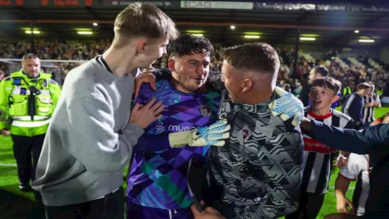 قصة نادي جريمسبي تاون الذي أقصى مانشستر يونايتد من كأس كاراباو