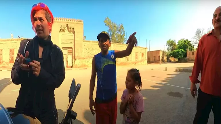 “إحنا هنساعدك”.. جدعنة الأهالي مع أجنبية بعد التحرش بها في مقابر الشاف