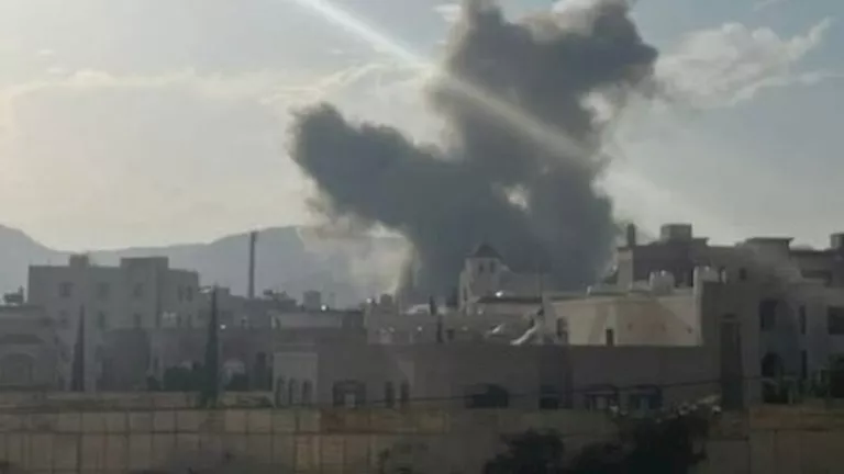 إعلام عبري: مقتل وزير الدفاع ورئيس أركان الحوثيين في غارة صنعاء