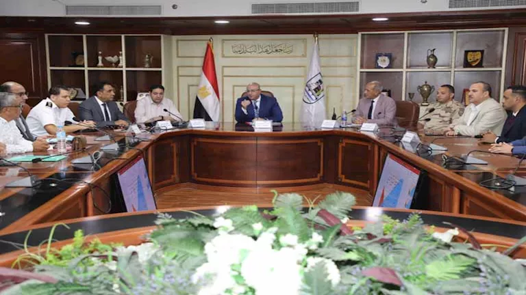 محافظ بني سويف يتابع فرز أصوات انتخابات إعادة الشيوخ