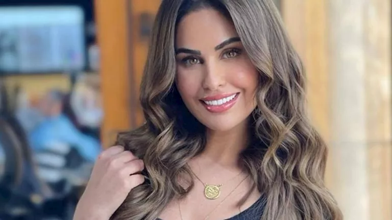 بالفوشيا الصارخ.. مي سليم تخطف الأنظار على الشاطئ – ما سر اختيارها لهذ