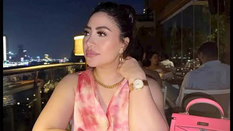 بوسي تخطف الأنظار بفستان جينز قصير.. ما السر وراء اختيار اللوك؟