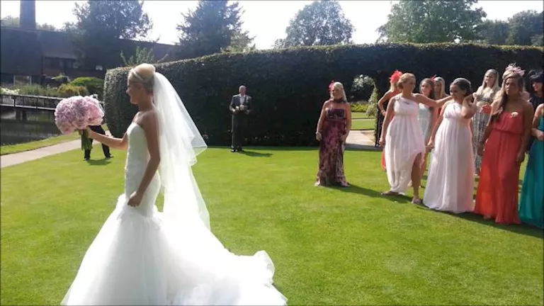 رمي “بوكيه العروس” في الأفراح.. اعرف أصل العادة