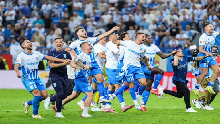 بالصور.. حكم يطرد معلق الاستاد في مشهد مثير للجدل