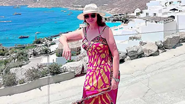 بإطلالة جريئة.. إلهام شاهين تستمتع بإجازة الصيف في اليونان والجمهور يع