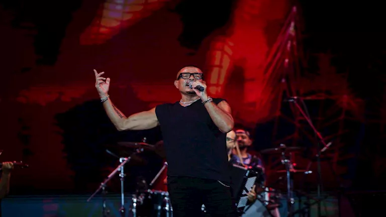 عمرو دياب بإطلالة جذابة في أحدث ظهور.. لن تتوقع سعرها