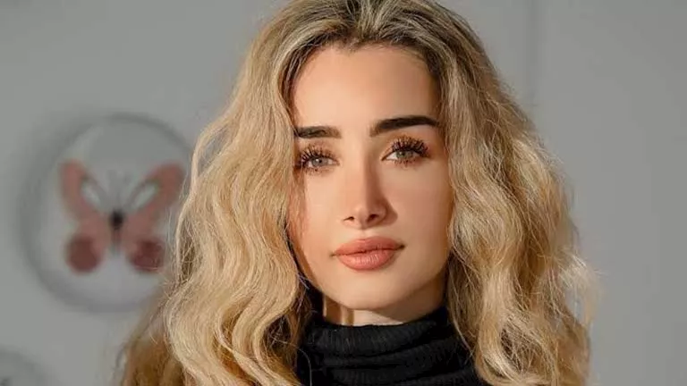 كروب توب وفاتحة ساق جريئة.. كيف نسقت هنا الزاهد إطلالتها؟