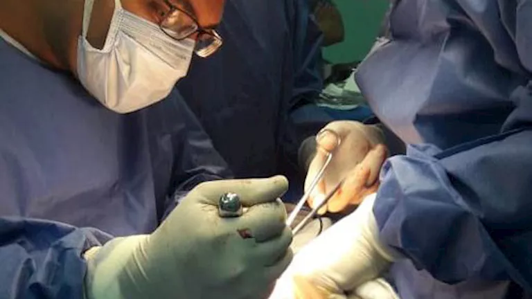 نجاح جراحة دقيقة بـ”زايد التخصصي” لسيدة تعرّضت لانفجار بجدار البطن