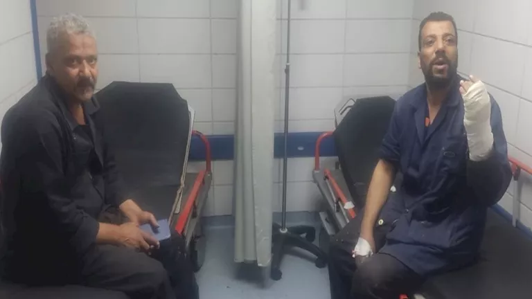 صور.. إصابة عاملين بورش أبو راضي ونقلهما إلى المركز الطبي