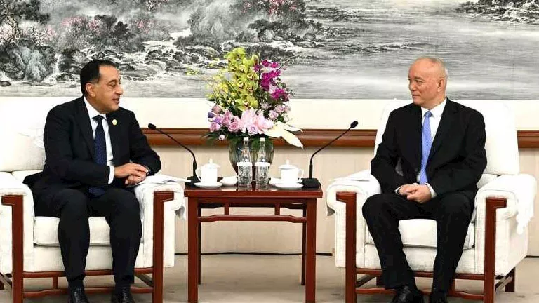 “مدبولي” يدعو الشركات الصينية للاستثمار في صناعات السيارات الكهربائية