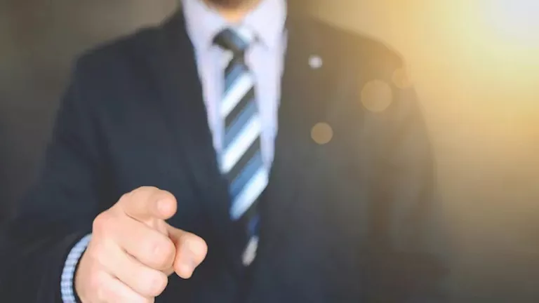 مدير شركة يفقد أعصابه بسبب تصرف موظف.. لن تتوقع ما فعله