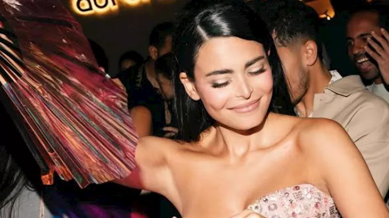 ملكة الأناقة”.. أسماء جلال تخطف الأنظار بـ 5 إطلالات صيفية جريئة