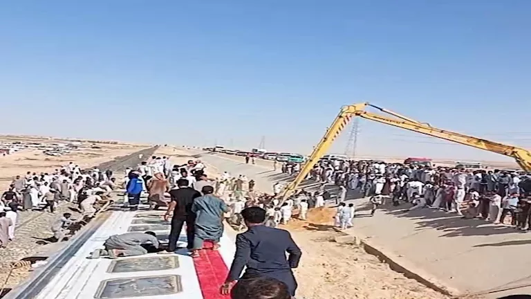 7 عربات خرجت عن القضبان.. تفاصيل حادث انقلاب قطار مطروح – صور