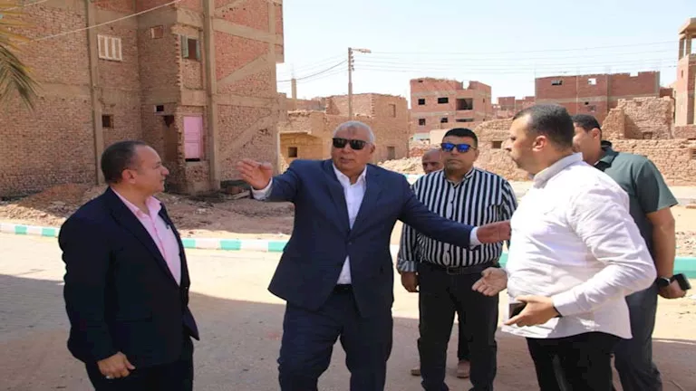 مشروعات لتطوير الطرق الداخلية بالداخلة والفرافرة في الوادي الجديد -صور