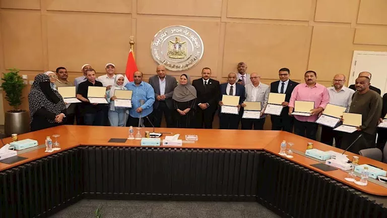 وزير الكهرباء يسلّم عدد من العاملين المتميزين شهادات تقدير ورحلات عمرة