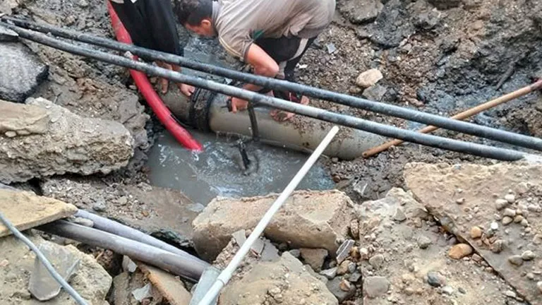 كسر مفاجئ بخط مياه رئيسي بمركز العياط بالجيزة