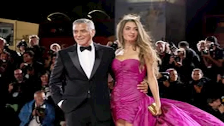 مكشوفة وملفتة.. 20 صورة لـ أجرأ إطلالات مهرجان فينيسيا ٢٠٢٥