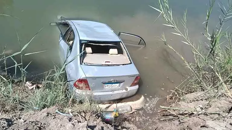 بالصور- وفاة أب وإنقاذ ابنه بعد سقوط سيارتهما في ترعة بكفر الشيخ