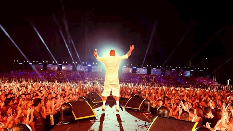 عمرو دياب يشارك جمهوره صورًا من حفله الأخير في بيروت