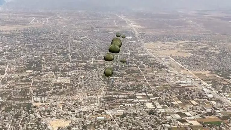 10 صور.. مصر تواصل الإسقاط الجوي للمساعدات الإنسانية على قطاع غزة