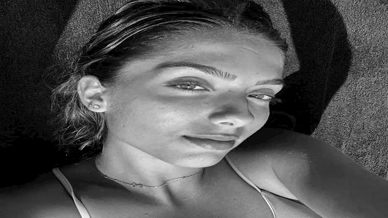 العثور على جثة لاعبة كرة طائرة في حمام سباحة (صور)