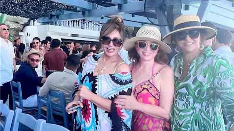 إلهام شاهين وليلى علوي وهالة صدقي يستمتعن بإجازة الصيف في اليونان (صور