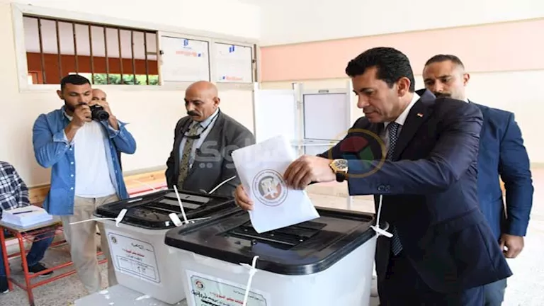 وزير الشباب والرياضة يدلي بصوته في انتخابات الشيوخ بمدينة الشروق