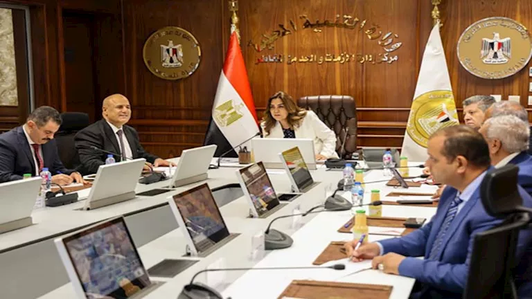 صور.. وزيرة التنمية المحلية تتابع انتخابات الشيوخ من مركز سيطرة شبكة ا