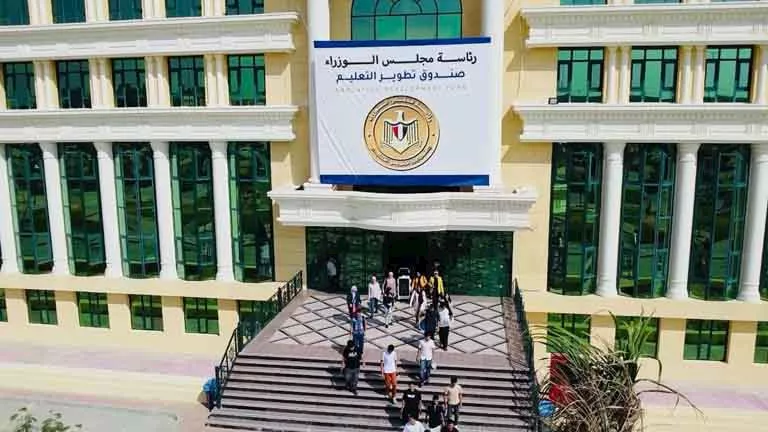 صور.. أول تجربة للروبوتات في إرشاد الطلاب باختبارات معهد الكوزن المصري