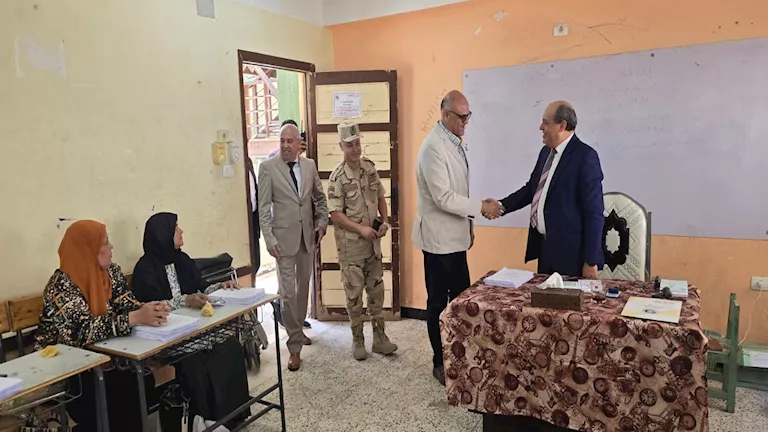 إقبال كثيف وتنظيم محكم.. محافظ القليوبية يراقب سير انتخابات الشيوخ (صو
