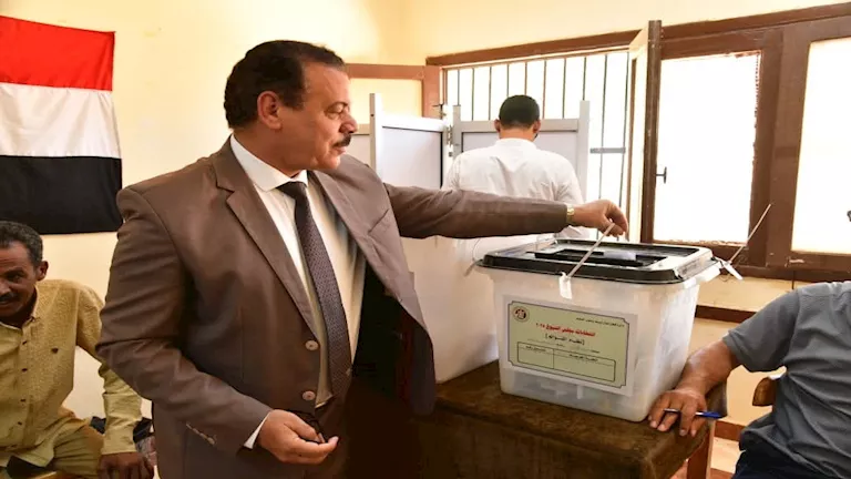 رئيس جامعة الوادي الجديد والعاملون يشاركون بانتخابات الشيوخ – صور