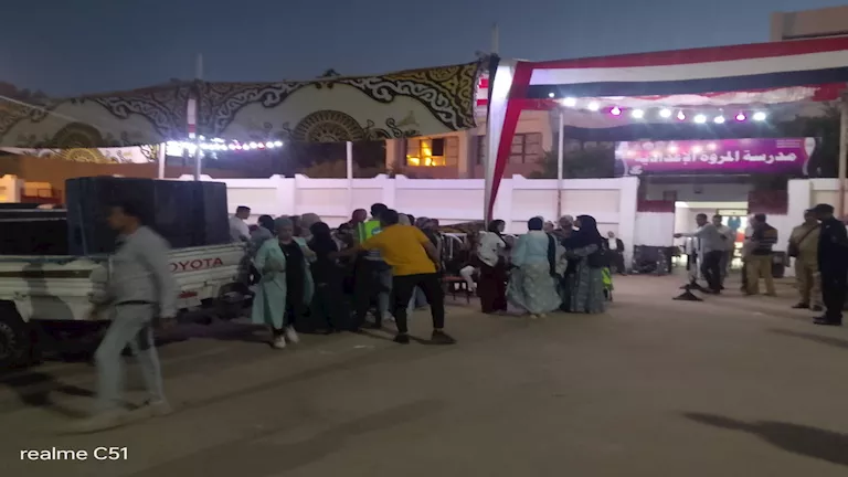 إقبال شبابي ونسائي قبل انتهاء اليوم الأول لانتخابات الشيوخ بالوادي الج