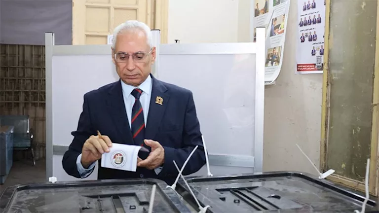 رئيس جامعة المنيا يدلي بصوته في الشيوخ ويدعو للمشاركة الوطنية (صور)